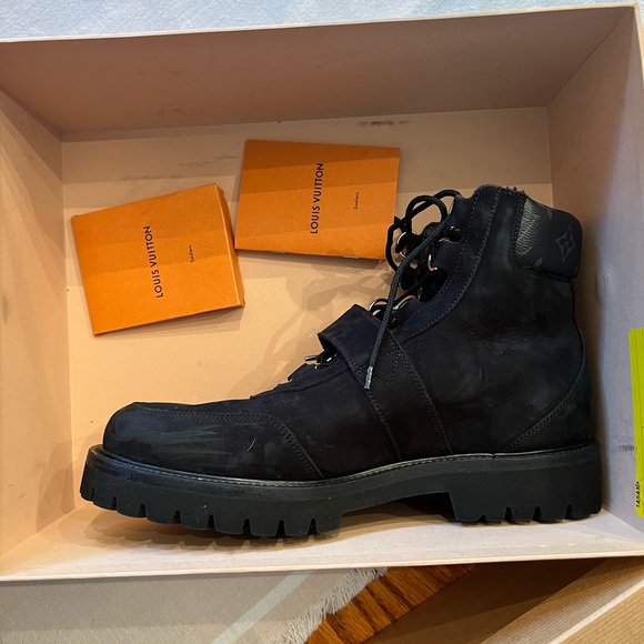 Men’s lv boots size 8, which is a 9US. Very slightly worn - Picture 2 of 4